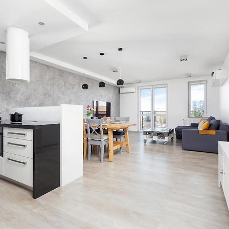 Avia Apartment Three Bedroom Two Balcony Ac & Parking By Noclegi Renters Krakau Exterior foto