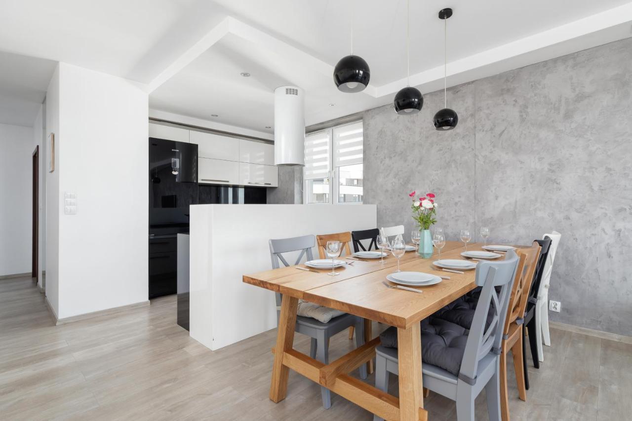 Avia Apartment Three Bedroom Two Balcony Ac & Parking By Noclegi Renters Krakau Exterior foto