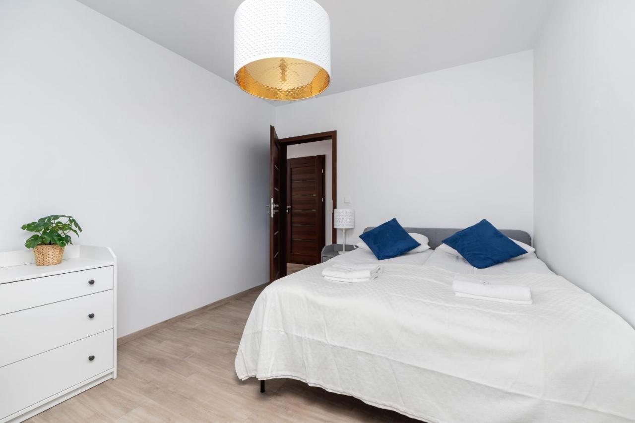 Avia Apartment Three Bedroom Two Balcony Ac & Parking By Noclegi Renters Krakau Exterior foto