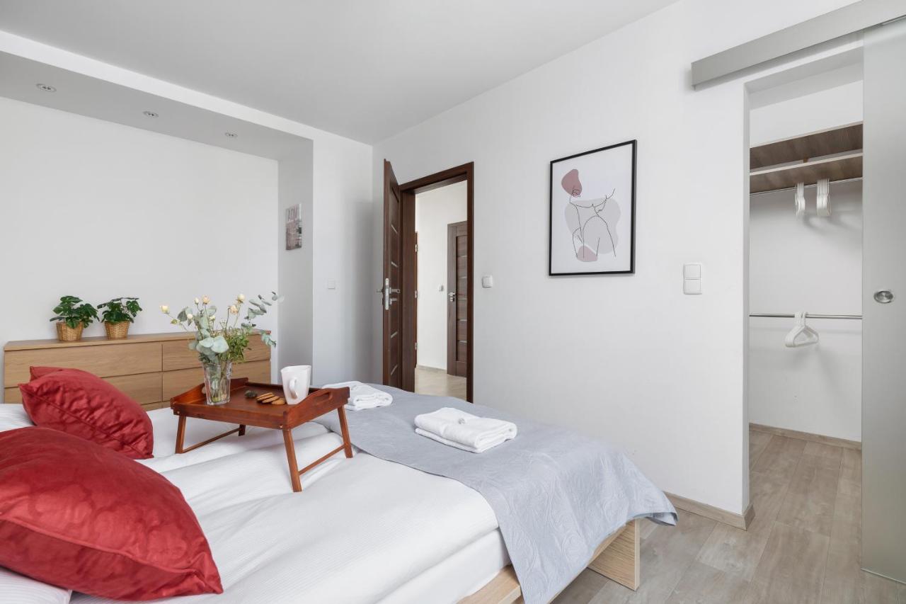 Avia Apartment Three Bedroom Two Balcony Ac & Parking By Noclegi Renters Krakau Exterior foto
