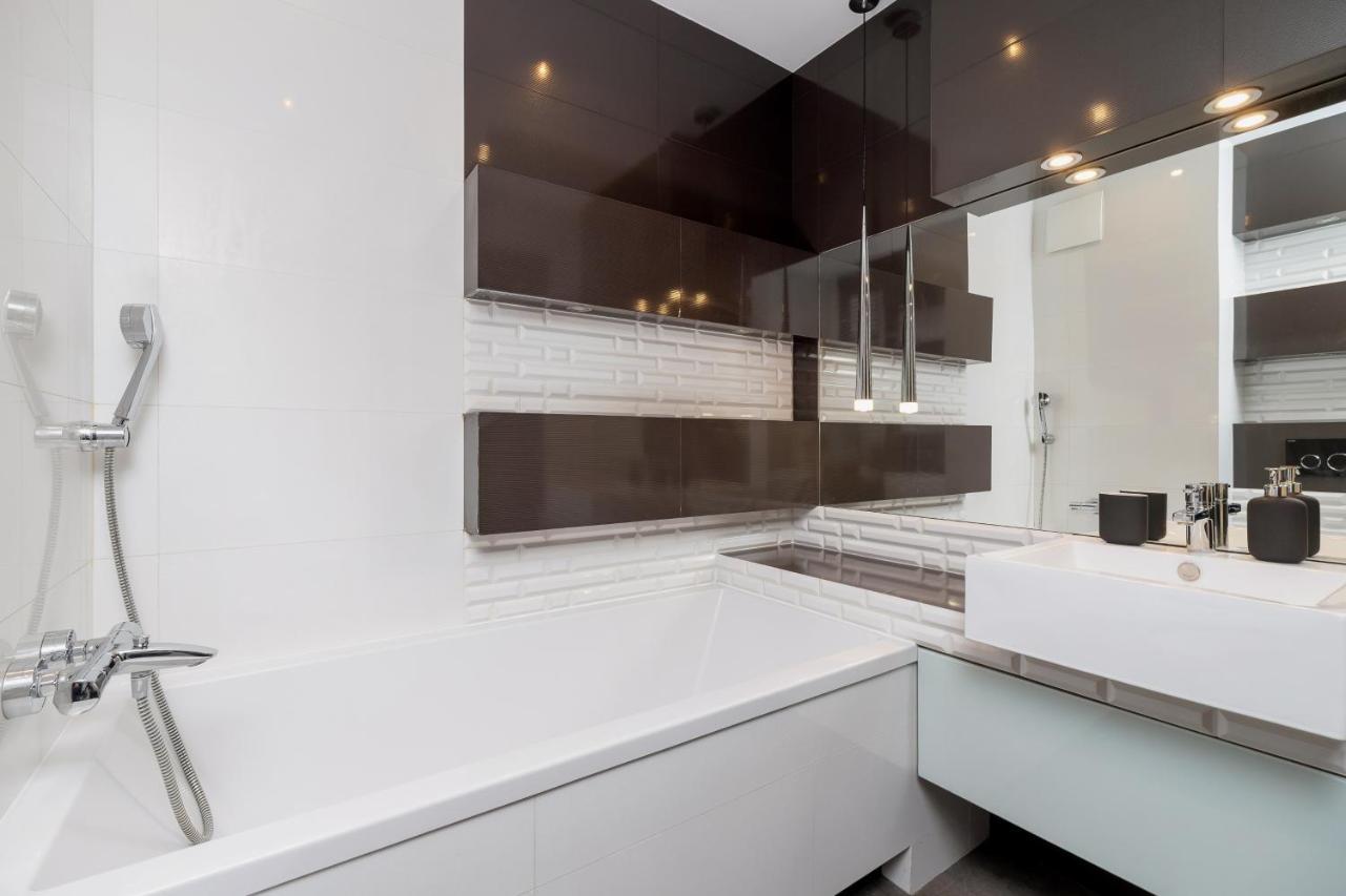 Avia Apartment Three Bedroom Two Balcony Ac & Parking By Noclegi Renters Krakau Exterior foto