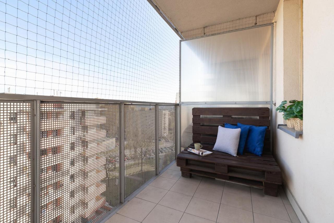 Avia Apartment Three Bedroom Two Balcony Ac & Parking By Noclegi Renters Krakau Exterior foto