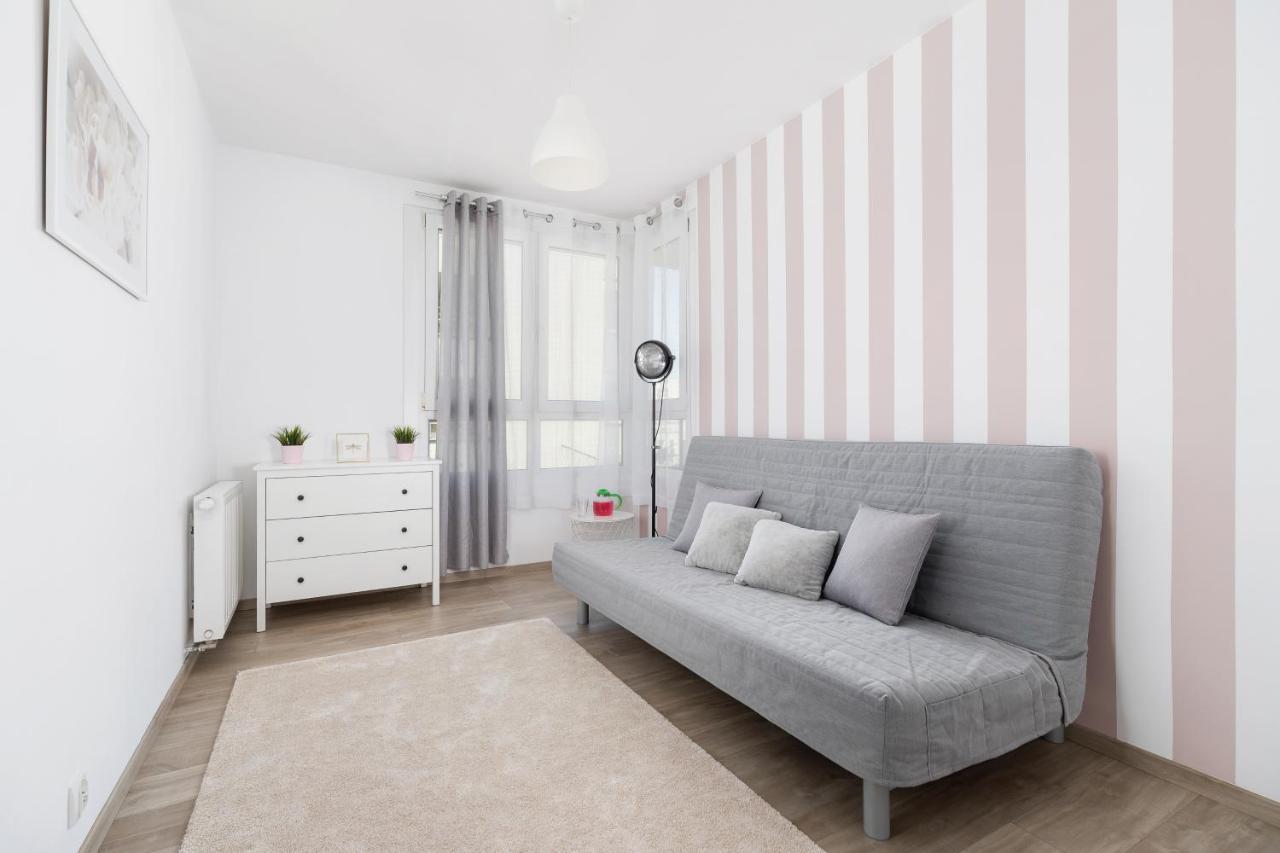 Avia Apartment Three Bedroom Two Balcony Ac & Parking By Noclegi Renters Krakau Exterior foto