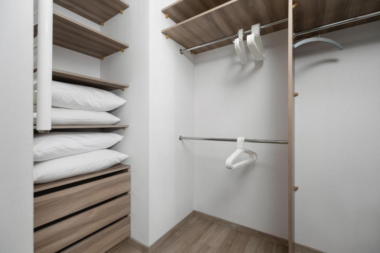 Avia Apartment Three Bedroom Two Balcony Ac & Parking By Noclegi Renters Krakau Exterior foto
