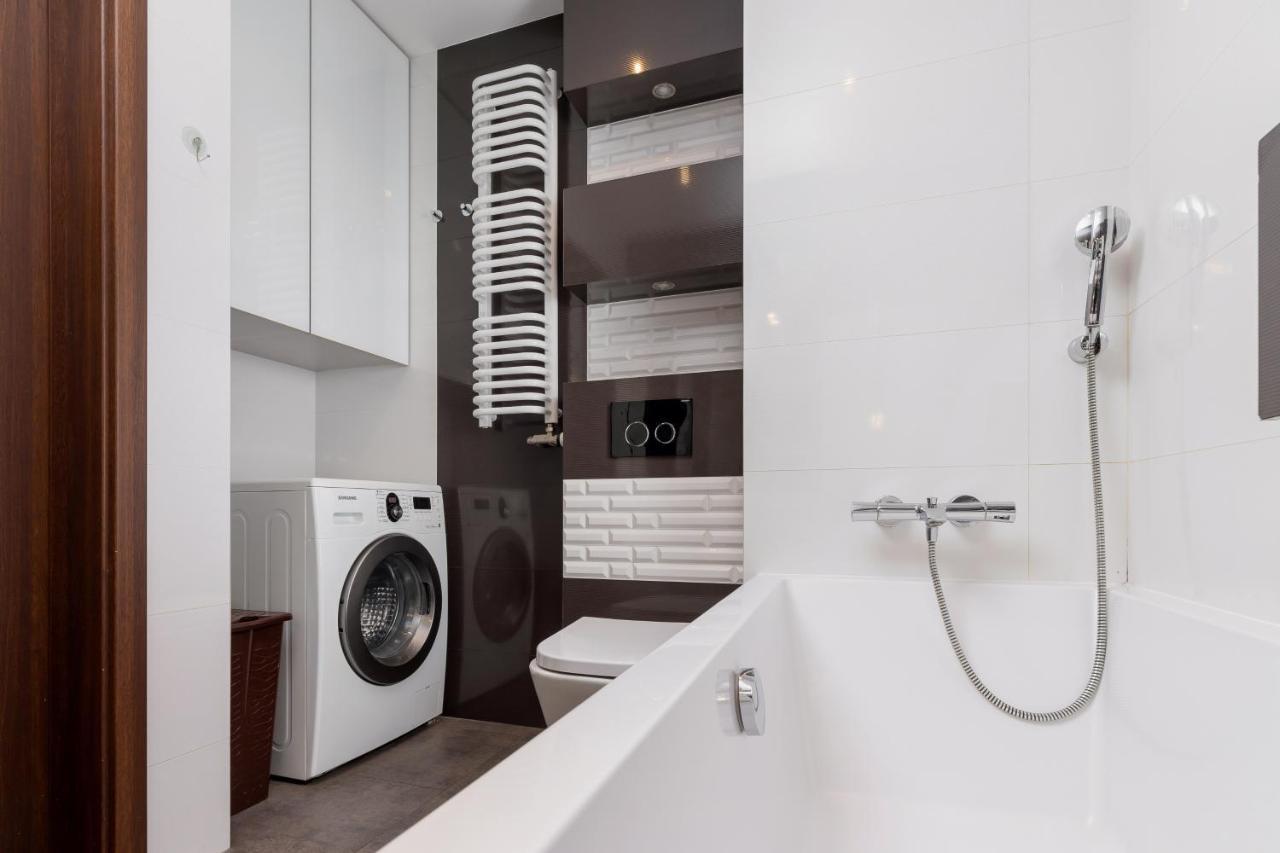 Avia Apartment Three Bedroom Two Balcony Ac & Parking By Noclegi Renters Krakau Exterior foto