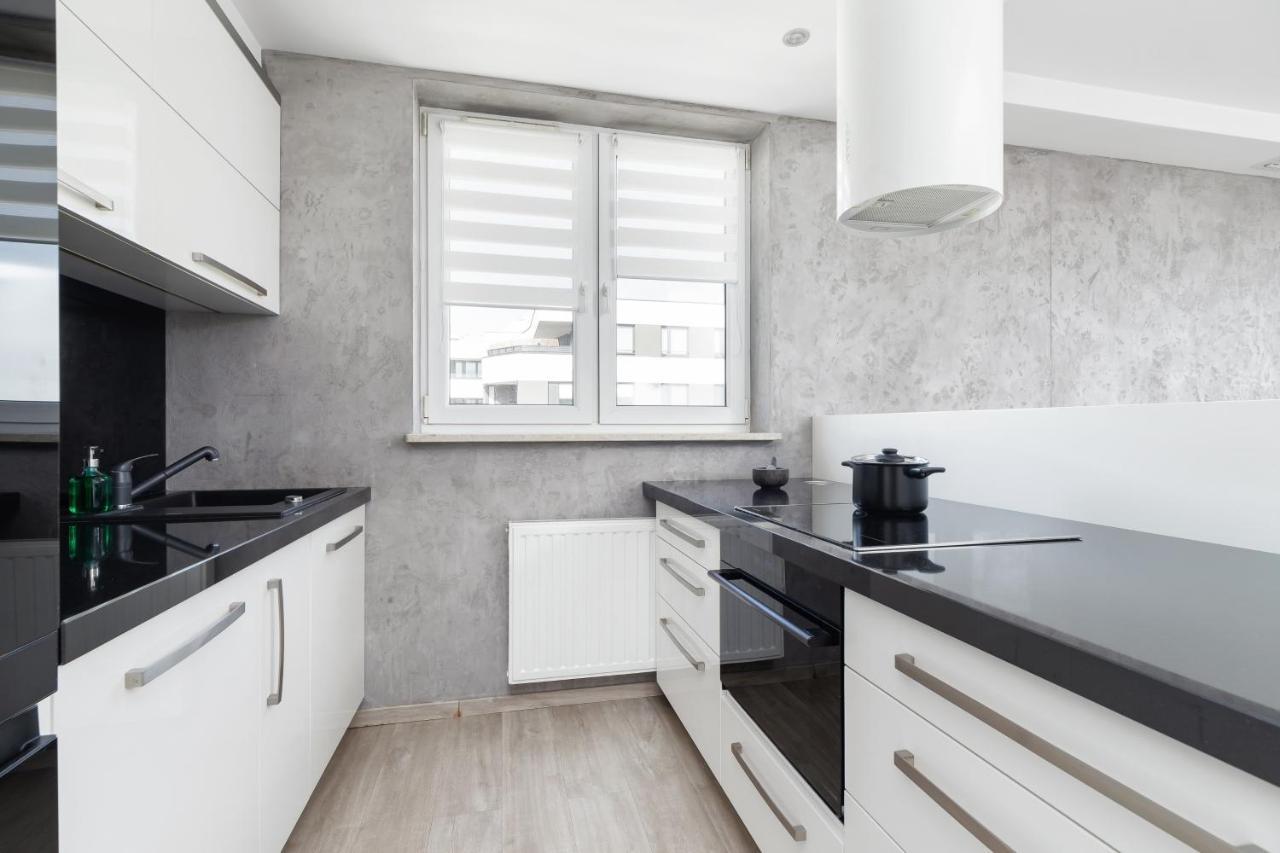 Avia Apartment Three Bedroom Two Balcony Ac & Parking By Noclegi Renters Krakau Exterior foto