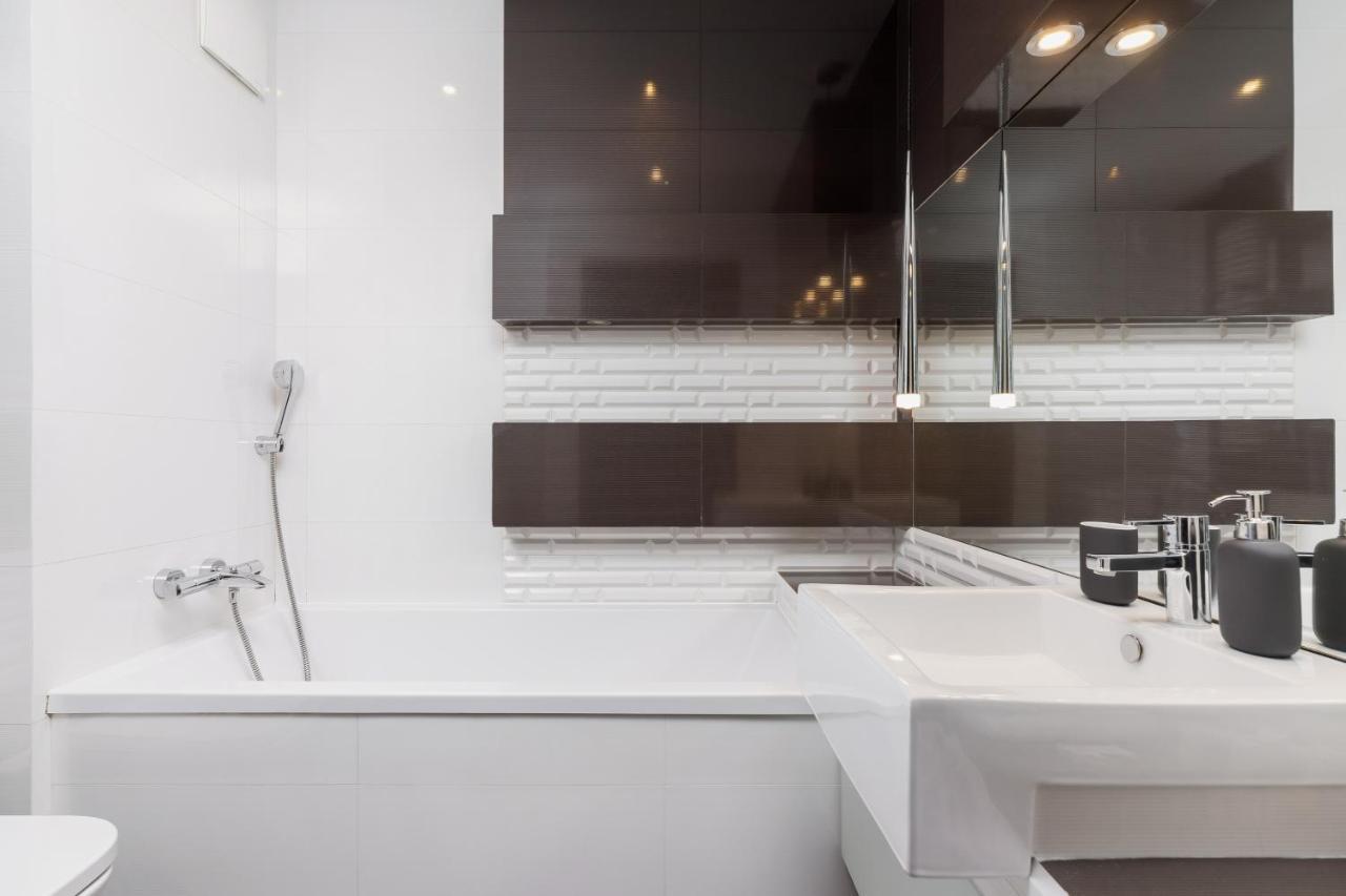 Avia Apartment Three Bedroom Two Balcony Ac & Parking By Noclegi Renters Krakau Exterior foto