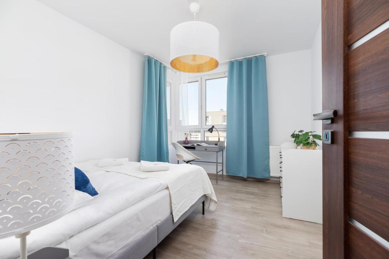 Avia Apartment Three Bedroom Two Balcony Ac & Parking By Noclegi Renters Krakau Exterior foto