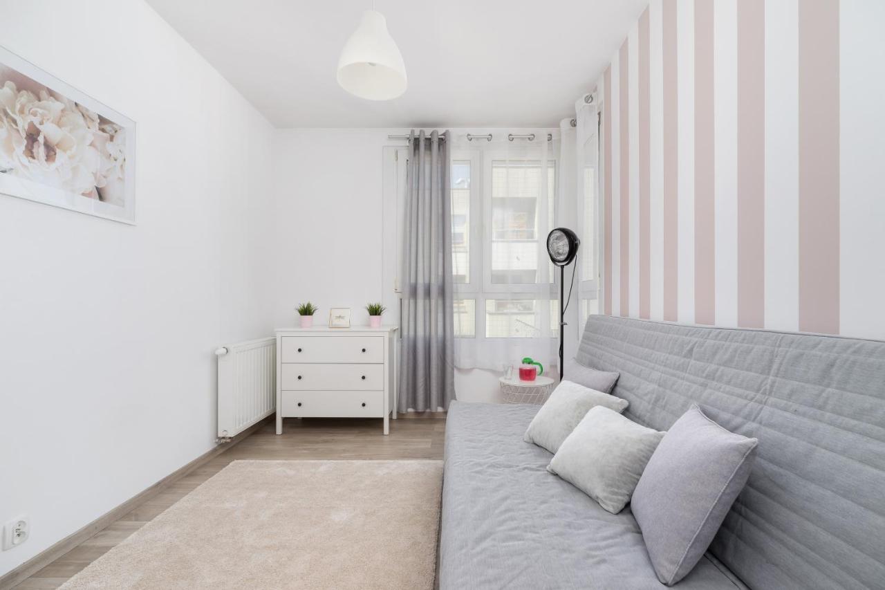 Avia Apartment Three Bedroom Two Balcony Ac & Parking By Noclegi Renters Krakau Exterior foto