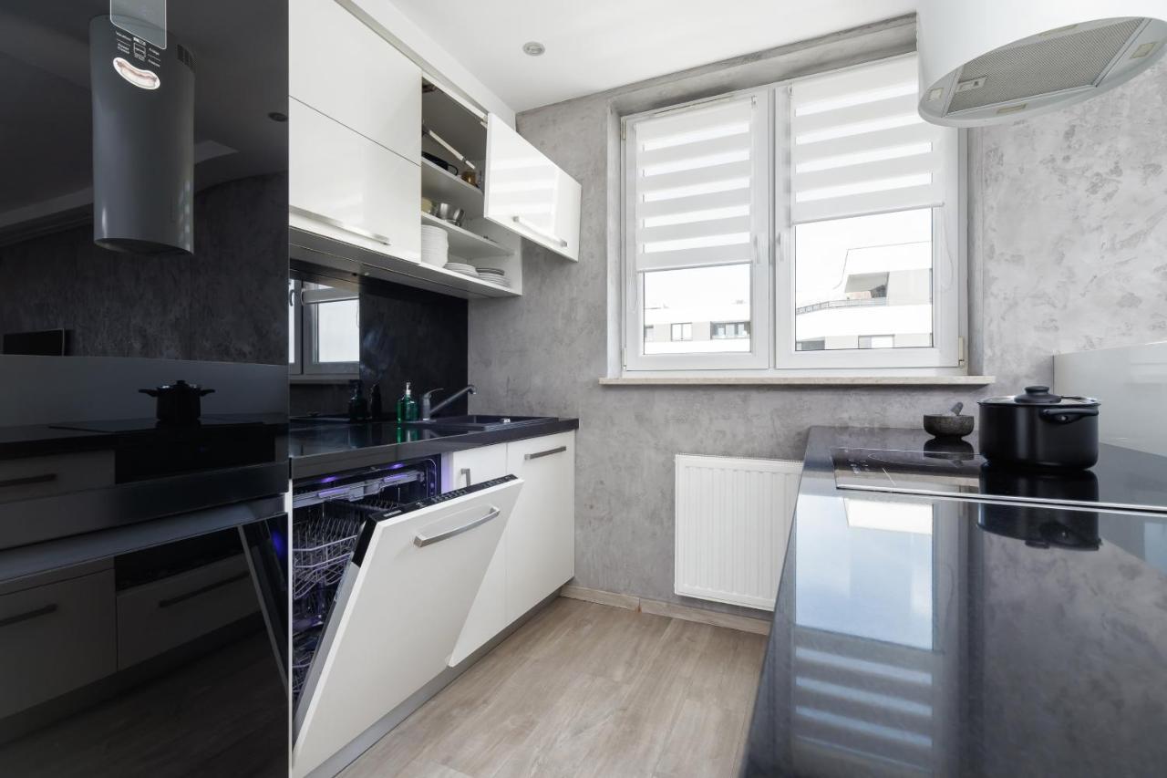Avia Apartment Three Bedroom Two Balcony Ac & Parking By Noclegi Renters Krakau Exterior foto
