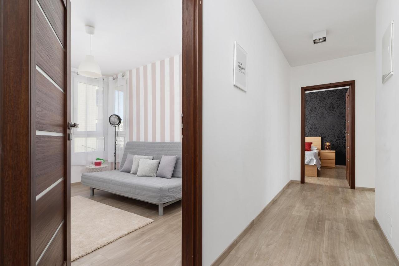 Avia Apartment Three Bedroom Two Balcony Ac & Parking By Noclegi Renters Krakau Exterior foto