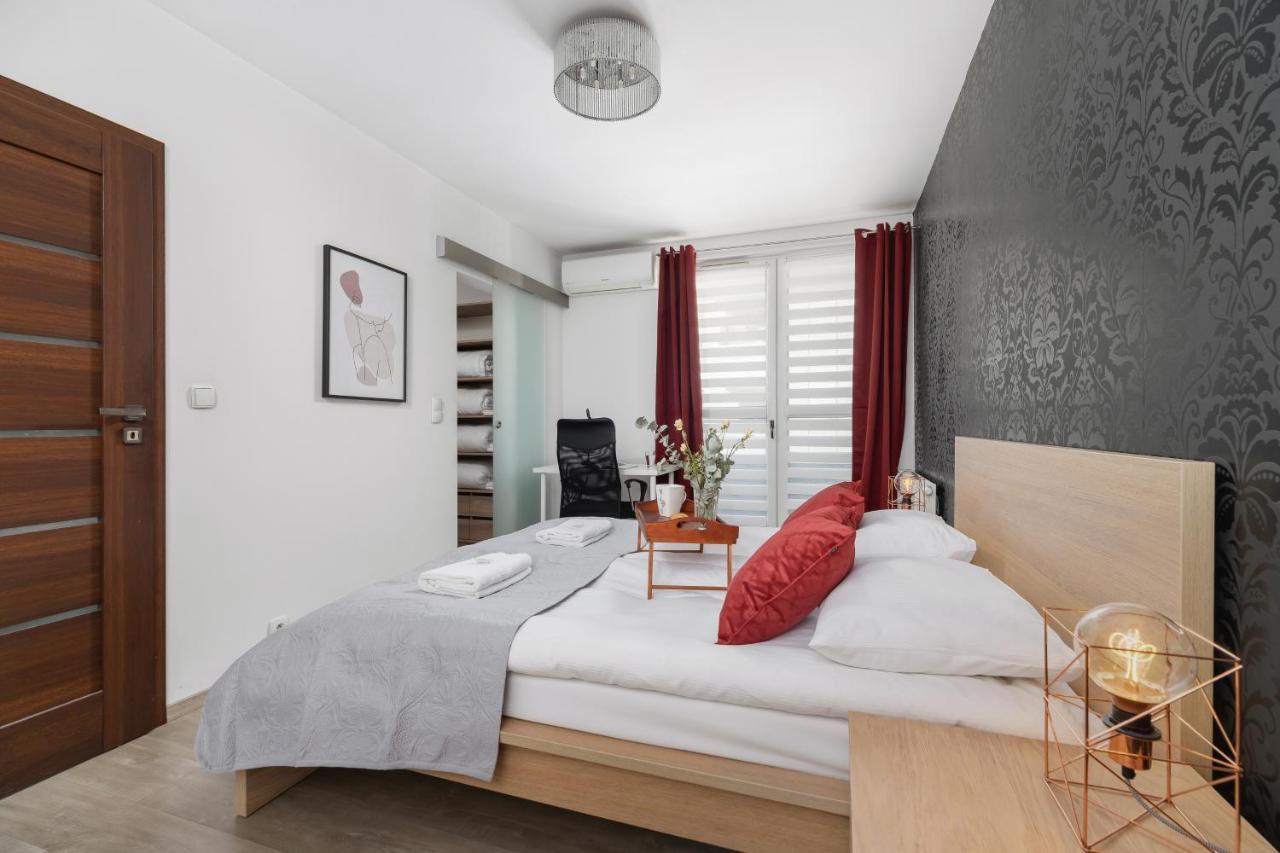 Avia Apartment Three Bedroom Two Balcony Ac & Parking By Noclegi Renters Krakau Exterior foto