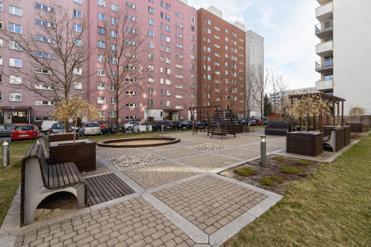 Avia Apartment Three Bedroom Two Balcony Ac & Parking By Noclegi Renters Krakau Exterior foto